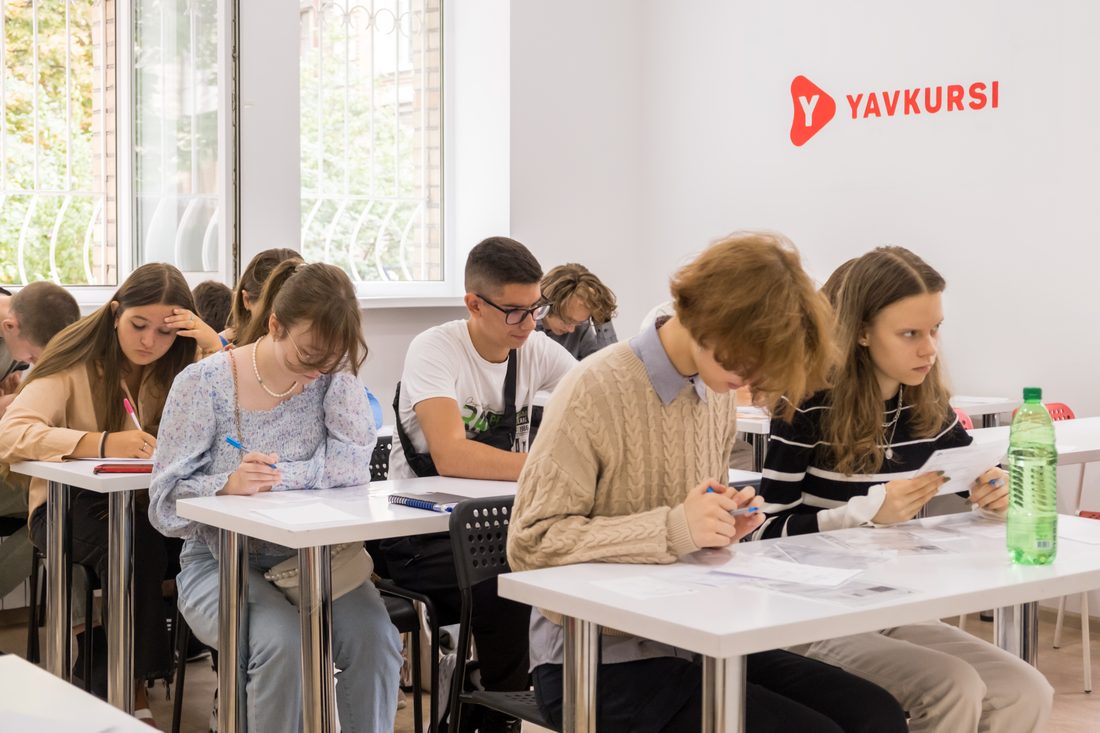 Учні працюють у класі