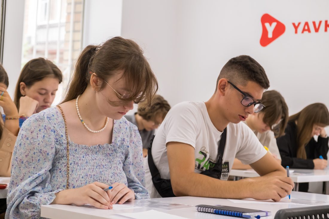 Учні працюють із завданнями за партами
