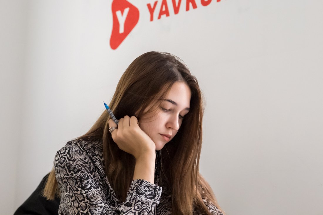 Учениця зосереджено працює над завданням